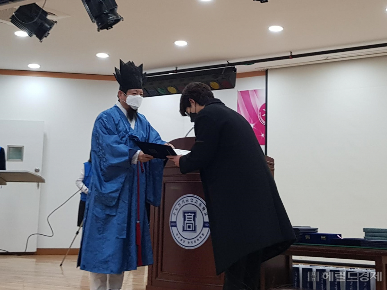 장동원 수도전기공고 교장이 ‘정약용 복장’을 하고 졸업장을 건네는 모습. [수도전기공고 제공]