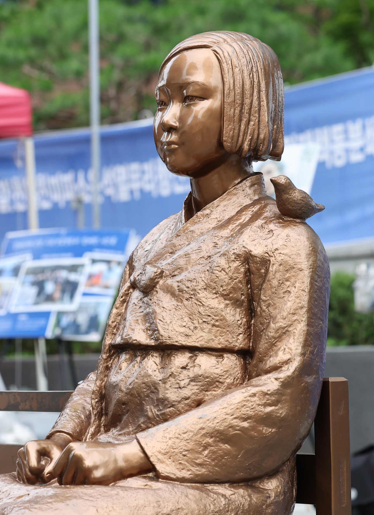세계 일본군 위안부 기림일 10주년인 지난 14일 오후 서울 종로구 옛 일본대사관 앞에 소녀상이 자리를 지키고 있다. [연합]