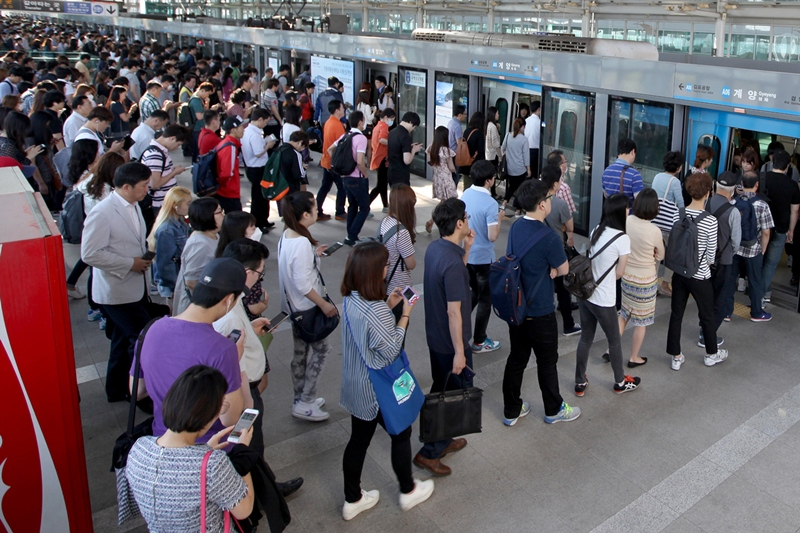 출근시간대 혼잡한 공항철도 이용객 모습.