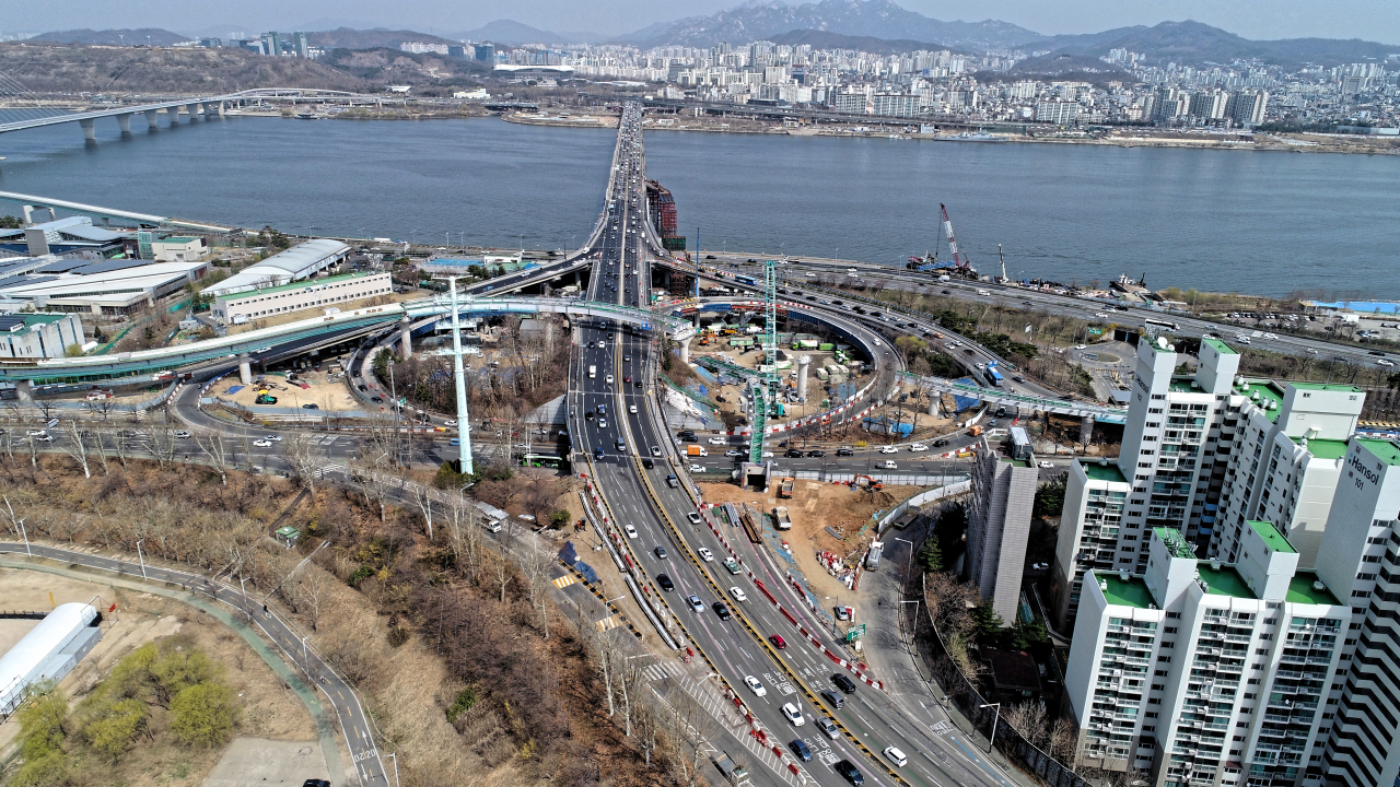 전원 외부 전문가로 구성된 성산대교 안전성 검증 합동조사단은 남·북단 바닥 판에 균열이 생겼던 성산대교 안전성 검증 결과 발표 기자설명회에서 “성산대교 내구성과 안전성에 문제가 없다”고 밝혔다. 사진은 성산대교 남단에 차들이 통행하고 있는 모습. [서울시 제공]