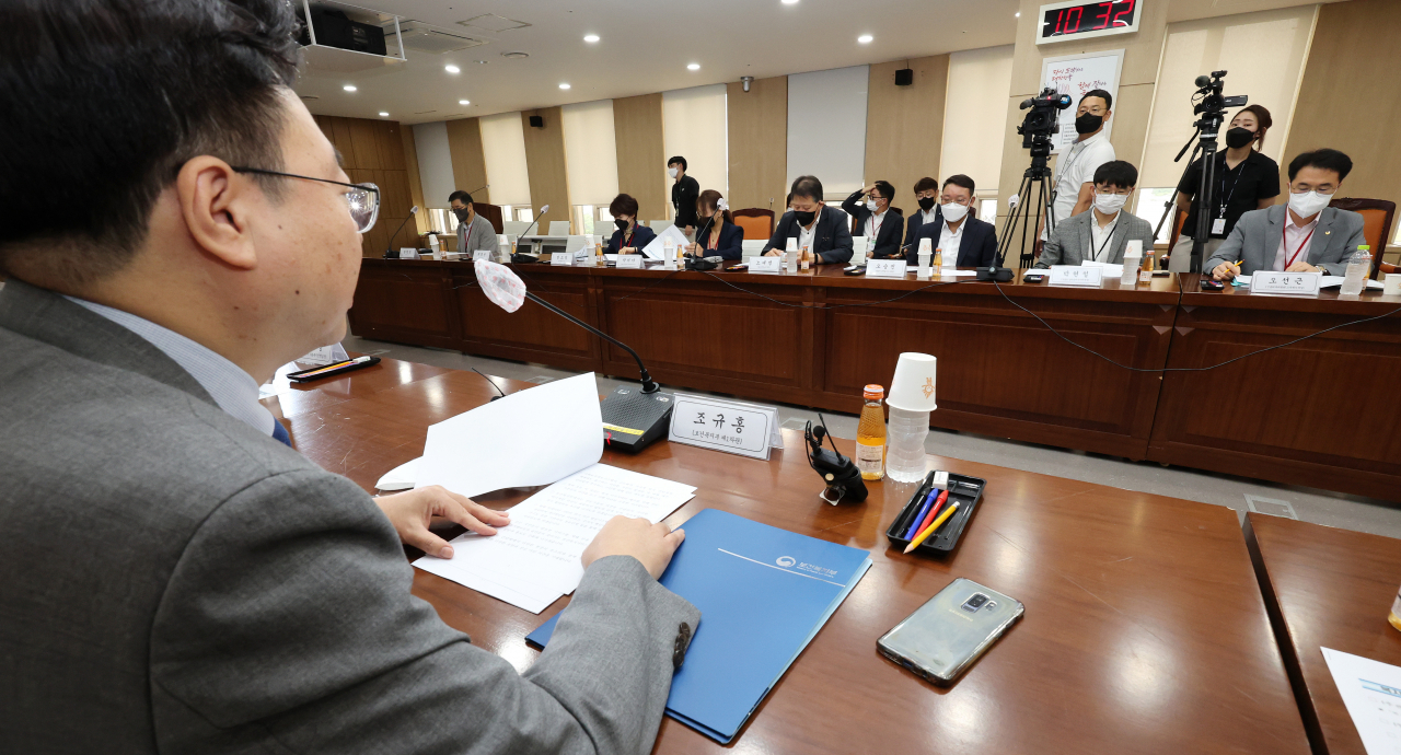 조규홍 보건복지부 1차관(왼쪽)이 24일 오전 세종시 정부세종청사에서 열린 복지 사각지대 발굴 전문가 간담회에서 발언하고 있다. [연합]