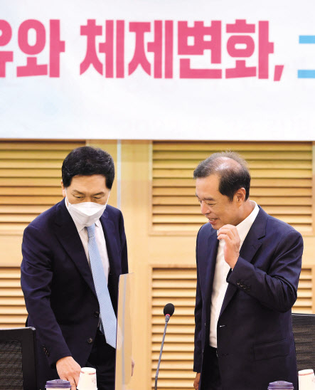 국민의 김기현 의원과 김병준 전 대통령직인수위원회 지역균형발전특위 위원장이 24일 국회 열린 국민의힘 공부모임 주최 세미나에서 대화하고 있다. 이상섭 기자