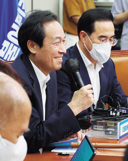 우상호 더불어민주당 비상대책위원장이 24일 국회에서 열린 비상대책위원회의에서 발언하고 있다. 오른쪽은 박홍근 원내대표. 이상섭 기자