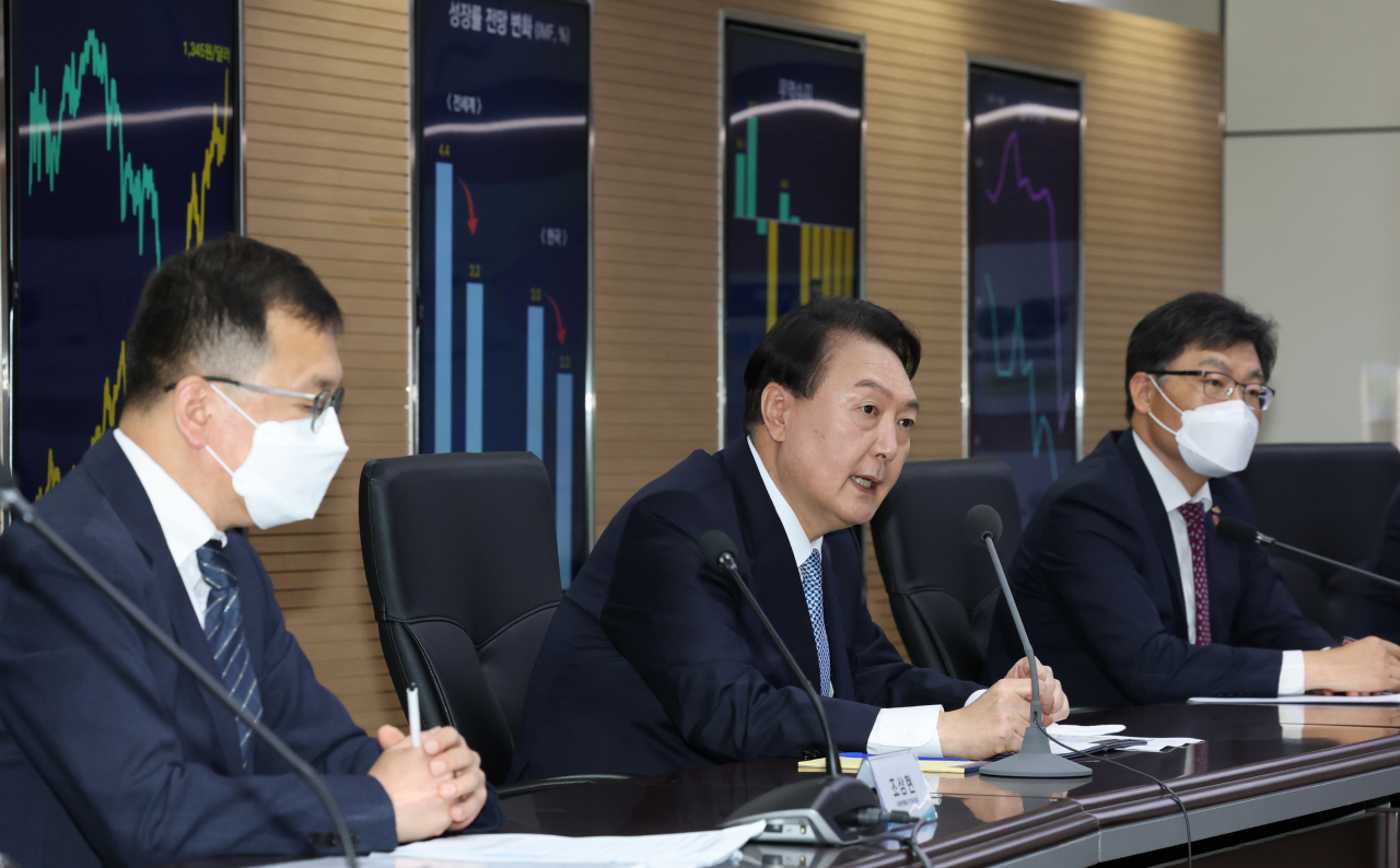 윤석열 대통령이 24일 오전 서울 서초구 aT센터 농산물수급종합상황실에서 열린 거시금융상황 점검회의를 주재하고 있다. [연합]