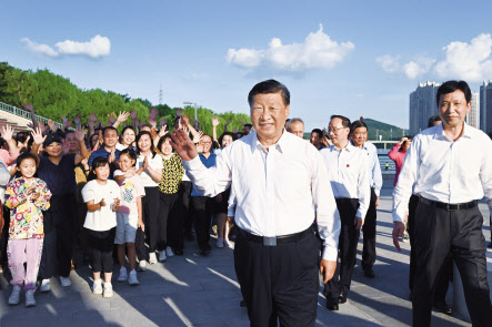 24일로 한국과 중국이 수교 30주년을 맞았다. 이에 새로운 30년을 위한 한중관계의 재정립과 우리 정부의 대전략 수립이 필요하다는 목소리가 나오고 있는 가운데, 양국 정상간 만남 여부도 주목을 끌고 있다. 사진은 지난 19일 충북 충주시에서 열린 중앙경찰학교 졸업식에 참석한 윤석열 대통령(위쪽)과 16일 중국 랴오닝성 진저우 삼림공원에서 시민들을 만난 시진핑 중국 국가 주석. [연합]