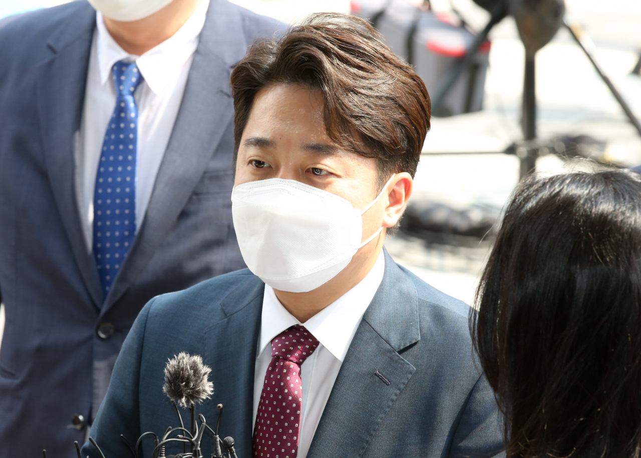 이준석 전 국민의힘 대표가 비상대책위원회 전환 및 비대위원장 효력정지 가처분 심문기일인 17일 오후 양천구 서울남부지방법원에 출석하며 기자들의 질문을 받고 있다. [연합]