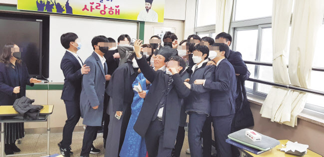 장동원 수도공고 교장이 ‘정약용 복장’을 하고 졸업생들과 셀카를 찍고 있다. [수도전기공고 제공]