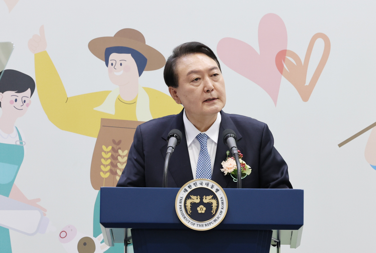 윤석열 대통령이 24일 오전 서울 서초구 aT센터에서 열린 2022 창농·귀농 고향사랑 박람회 개막식에서 축사를 하고 있다. [연합]