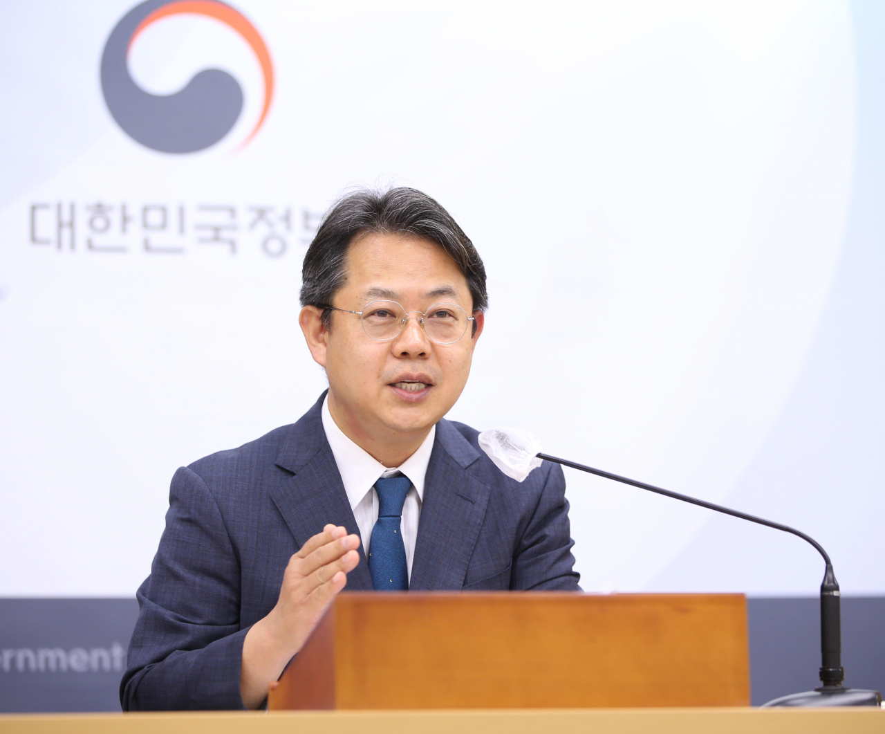 김성훈 인사혁신처 인사혁신국장이 24일 정부세종청사에서 '공무원 인사제도 개선'에 관한 브리핑을 하고 있다. [사진제공=인사혁신처]