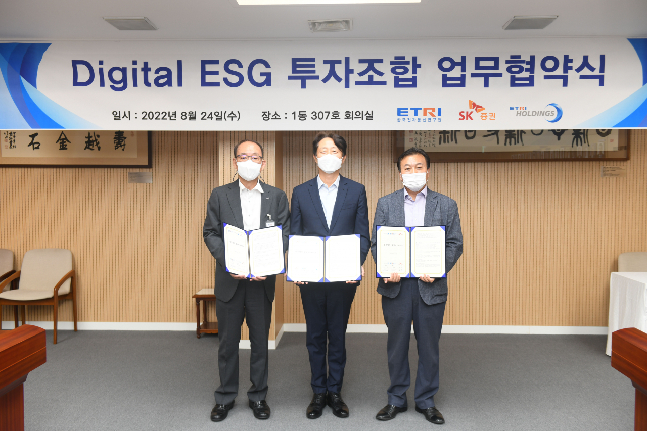 ETRI와 SK증권, 에트리홀딩스㈜의 디지털 ESG 투자조합 업무협약(MOU) 체결 모습. 왼쪽부터 SK증권 김신 사장, ETRI 김명준 원장, 에트리홀딩스㈜ 윤상경 대표.[ETRI 제공]