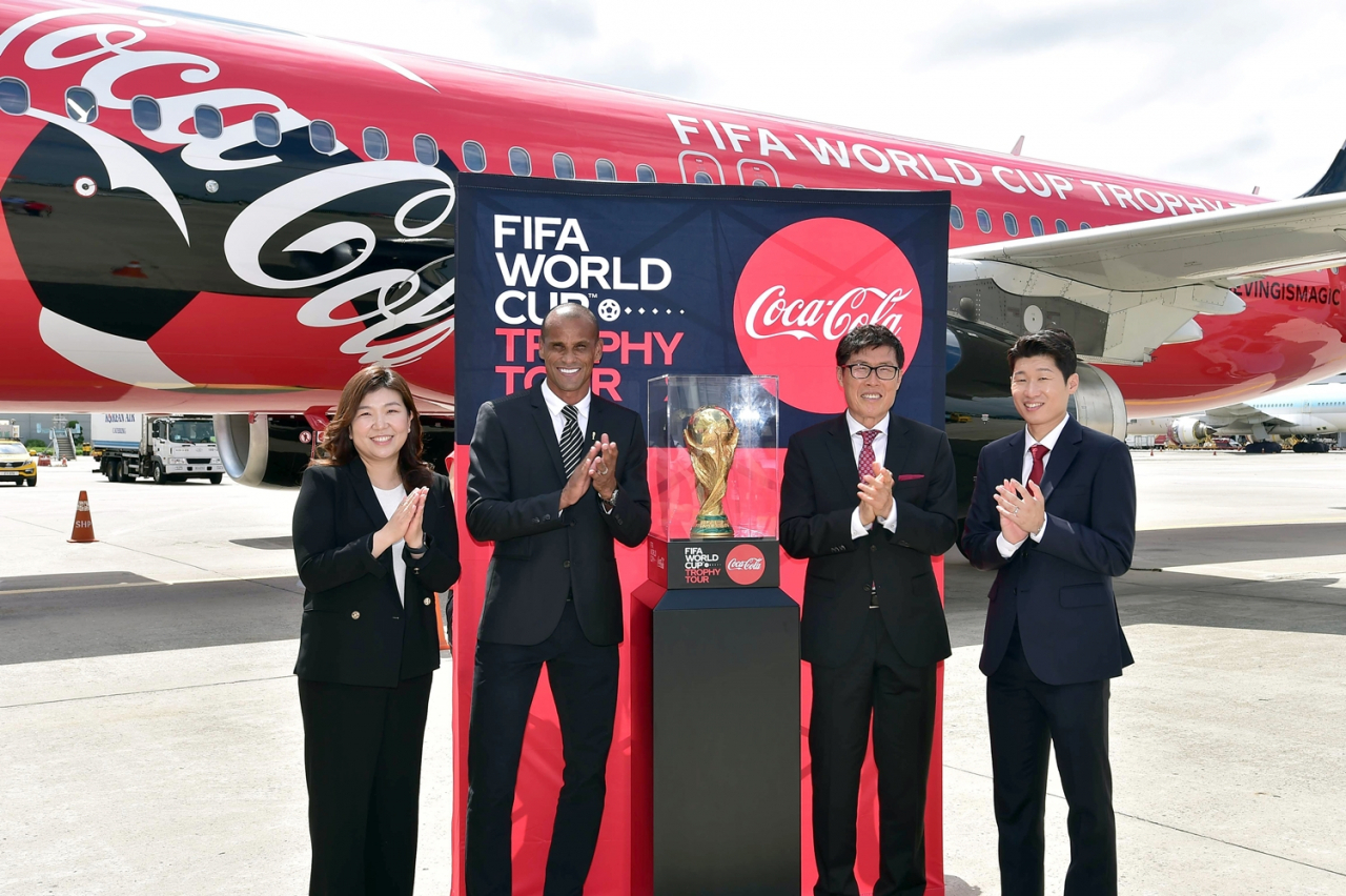 FIFA 월드컵 오리지널트로피와 포즈를 취하고 있는 한국 코카-콜라 최수정 대표와 히바우두, 차범근 전 감독, 박지성 전 국가대표(왼쪽부터) [한국 코카-콜라 제공]
