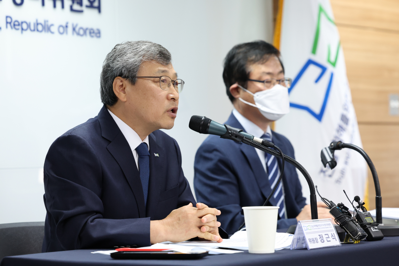 진실·화해를 위한 과거사정리 위원회(진화위)의 정근식(왼쪽) 위원장이 24일 서울 중구 진화위 사무실에서 형제복지원 인권침해 사건 진실규명 결정 발표 기자회견을 하고 있다. [연합]