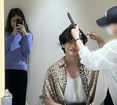 최근 사회관계망서비스(SNS)와 온라인 커뮤니티에서 확산된 사진. 뷔와 제니로 추정되는 남녀의 모습이 찍혀있다. [트위터]