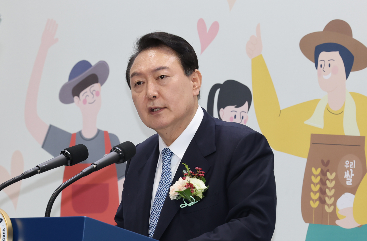 윤석열 대통령이 24일 오전 서울 서초구 aT센터에서 열린 2022 창농·귀농 고향사랑 박람회 개막식에서 축사를 하고 있다. [연합]