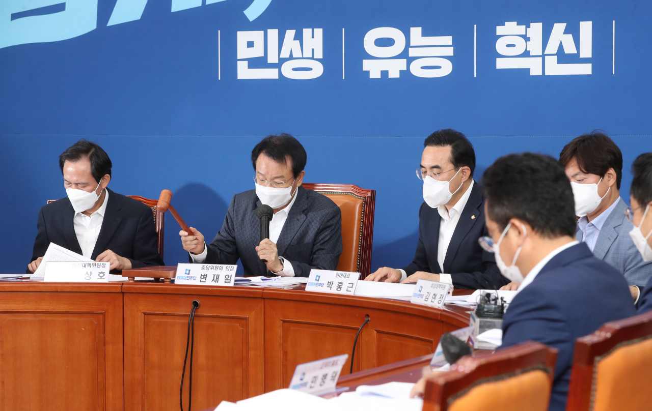 더불어민주당 변재일 중앙위원회 의장이 24일 오전 국회에서 열린 제6차 중앙위원회에서 '권리당원 전원 투표 우선' 당헌 개정안을 상정하고 있다. 이상섭 기자