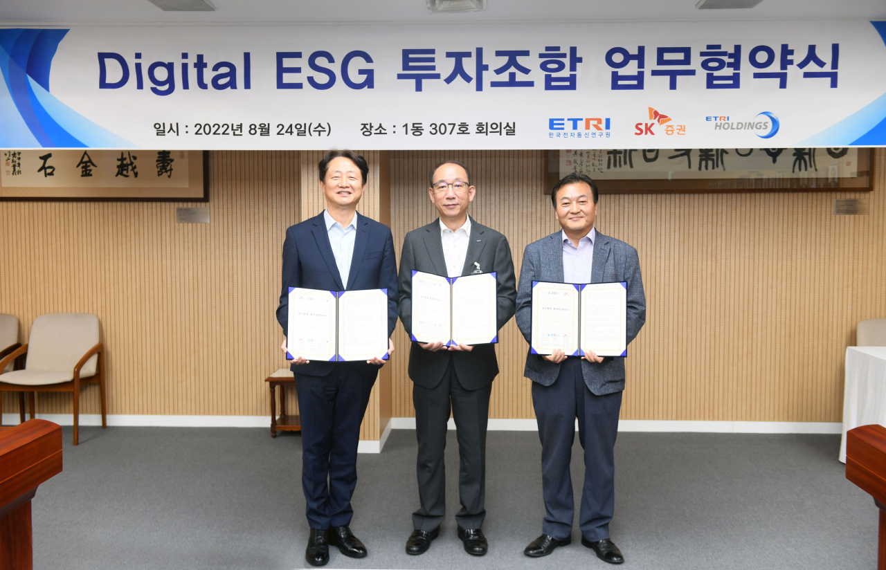 Digital ESG 투자조합 업무협약식. 사진 왼쪽부터 SK증권 김신 사장, ETRI 김명준 원장, 에트리홀딩스 윤상경 대표이사. [SK증권 제공]