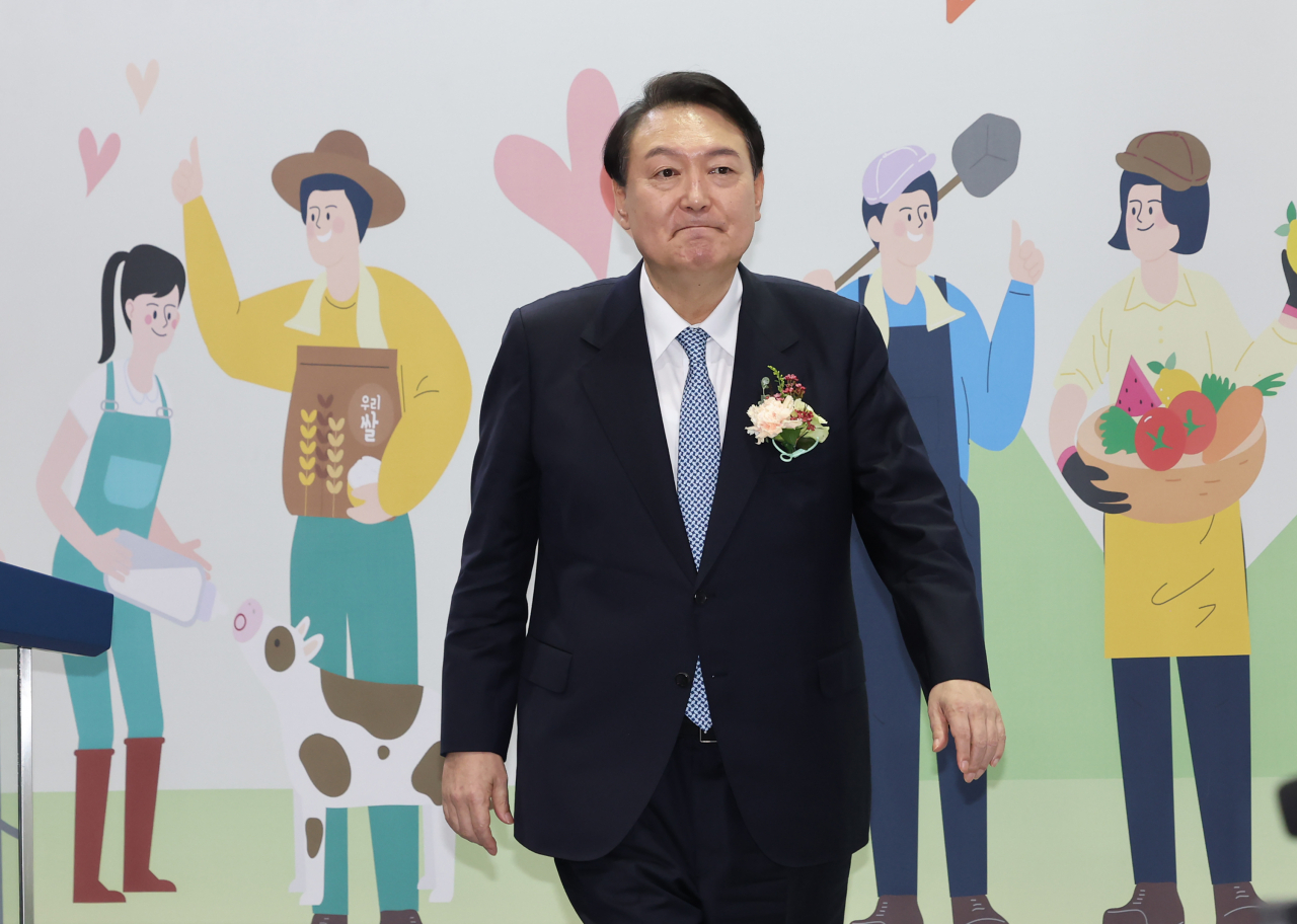 윤석열 대통령이 24일 오전 서울 서초구 aT센터에서 열린 2022 창농·귀농 고향사랑 박람회 개막식에서 축사를 한 뒤 자리로 향하고 있다. [연합]