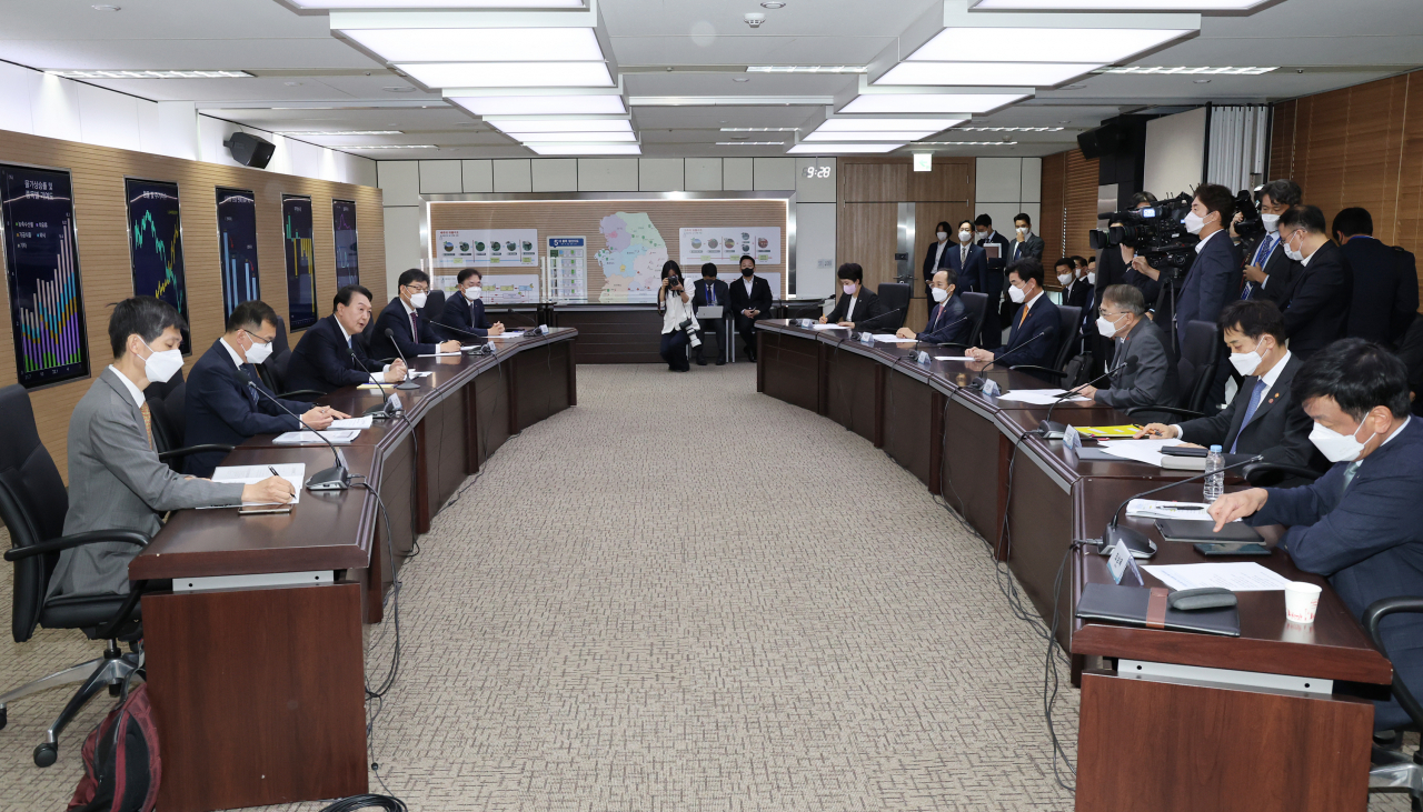 윤석열 대통령이 24일 오전 서울 서초구 aT센터 농산물수급종합상황실에서 열린 거시금융상황 점검회의에서 발언을 하고 있다. [연합]
