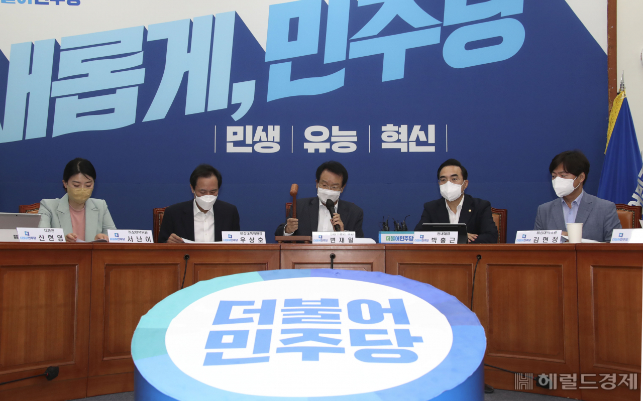 더불어민주당 중앙위원회 변재일 위원장(가운데)이 24일 국회에서 열린 제6차 중앙위원회에서 회의를 알리고 있다. 이상섭 기자
