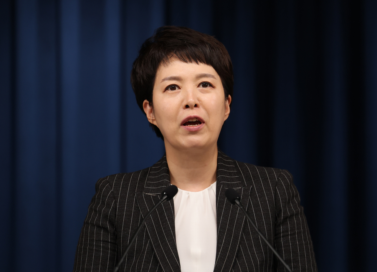 24일 오후 서울 용산 대통령실 청사 브리핑룸에서 김은혜 홍보수석이 한중 수교 30주년 등 현안에 대해 브리핑을 하고 있다. [연합]