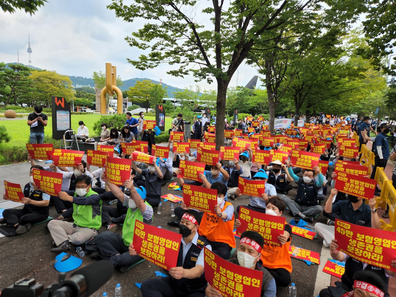 Insurance agents protest in front of the presidential office in Yongsan, central Seoul on Monday. (Yonhap)