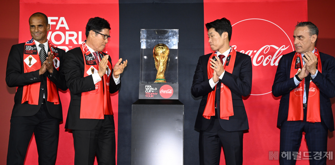 카타르 월드컵을 앞두고 세계 순회에 나선 ‘2022 FIFA 월드컵&trade; 트로피 투어’ 미디어 공개 행사가 24일 서울 영등포구 여의도 현대백화점 더현대 서울에서 열리고 있다. 왼쪽부터 히바우두 피파 글로벌 앰배서더, 차범근 전 감독, 박지성 전 축구 국가대표, 파울루 벤투 축구 국가대표팀 감독. 임세준 기자