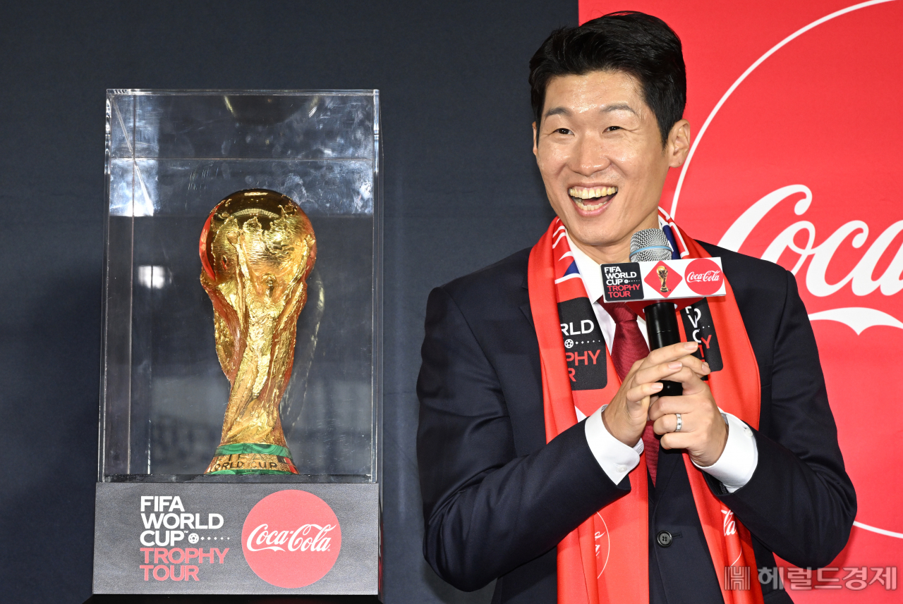 박지성이 'FIFA 월드컵 카타르 2022 트로피 투어' 미디어 행사에 참석해 취재진의 질의에 답하며 활짝 웃고 있다. 임세준 기자
