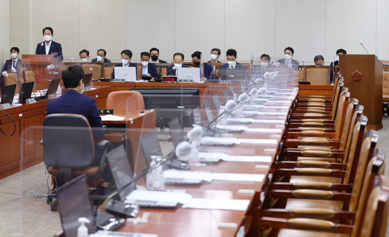 류성걸 국민의힘 의원이 24일 오후 서울 여의도 국회에서 열린 기획재정위원회 전체회의에서 '종합부 동산세법 및 조세특례제한법 개정안'에 대해 제안설명을 하고 있다. 더불어민주당은 종부세 완화를 '명백한 부자감세'라고 주장하며 회의에 불참했다. 이상섭 기자