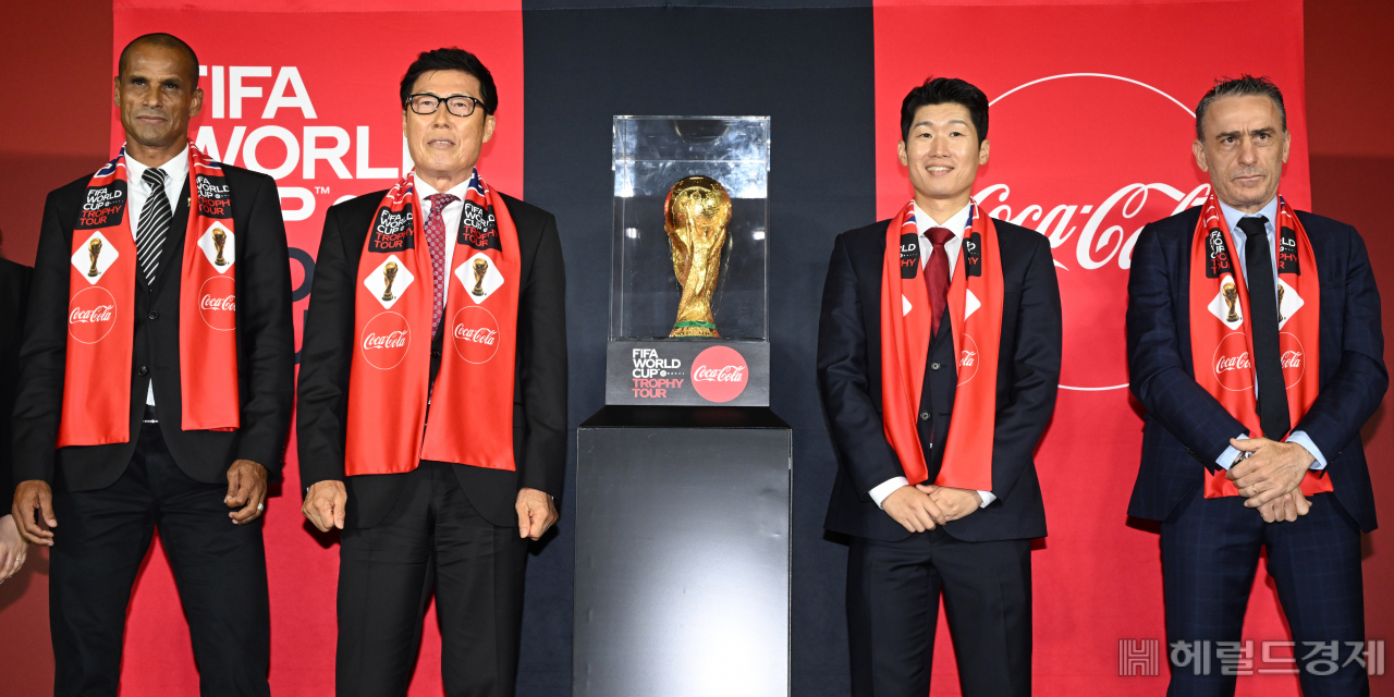 ‘2022 FIFA 월드컵&trade; 트로피 투어’ 미디어 공개 행사에 참석한 히바우두 피파 글로벌 앰배서더, 차범근 전 감독, 박지성 전 축구 국가대표, 파울루 벤투 축구 국가대표팀 감독(왼쪽부터) 임세준 기자
