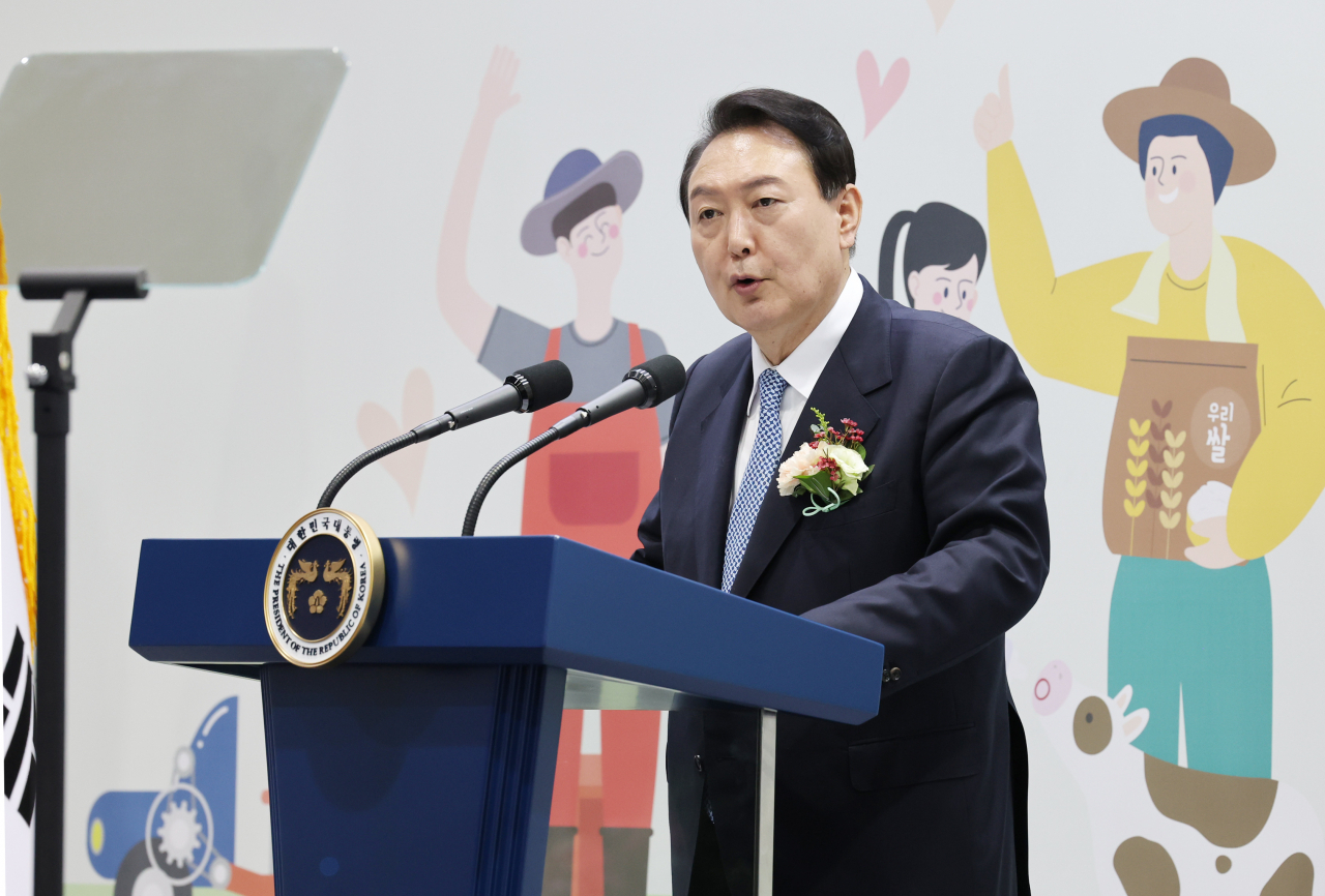 윤석열 대통령이 24일 오전 서울 서초구 aT센터에서 열린 2022 창농·귀농 고향사랑 박람회 개막식에서 축사를 하고 있다. [연합]
