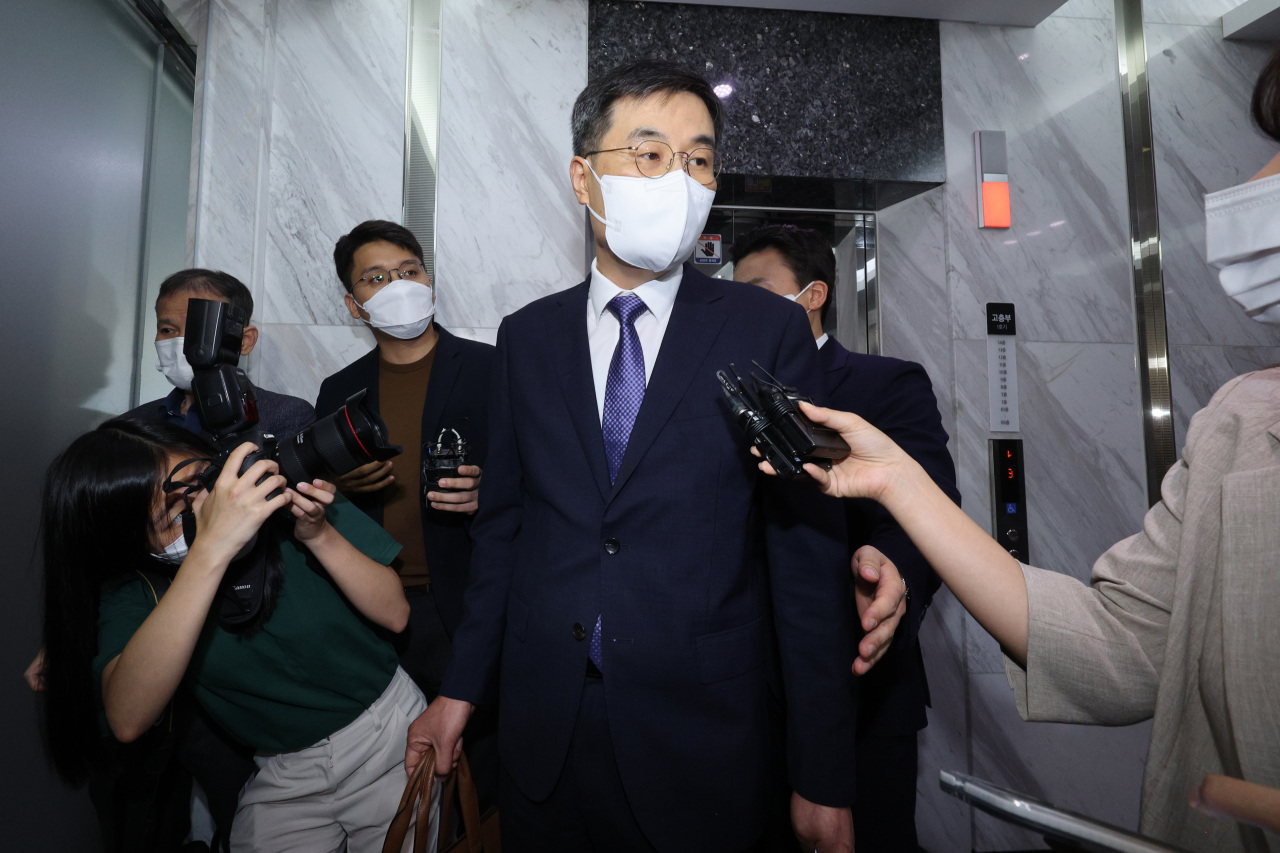 The Air Force's chief legal affairs officer Brig. Gen. Jeon Ik-soo (C) appears before the office of special prosecutor Ahn Mi-young in Seoul on Wednesday to face questioning as a suspect in the case of the military's handling of the suicide death of MSgt. Lee Ye-ram in May 2021 following alleged sexual abuse. (Yonhap)