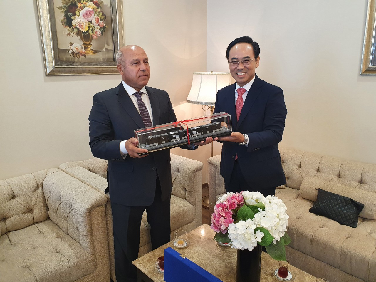 카멜 압델 하디 엘 와지르(Kamel Abdel Hady El-Wazir) 이집트 교통부 장관(좌측)과 이용배 한국로템 대표이사. [국토교통부 제공]