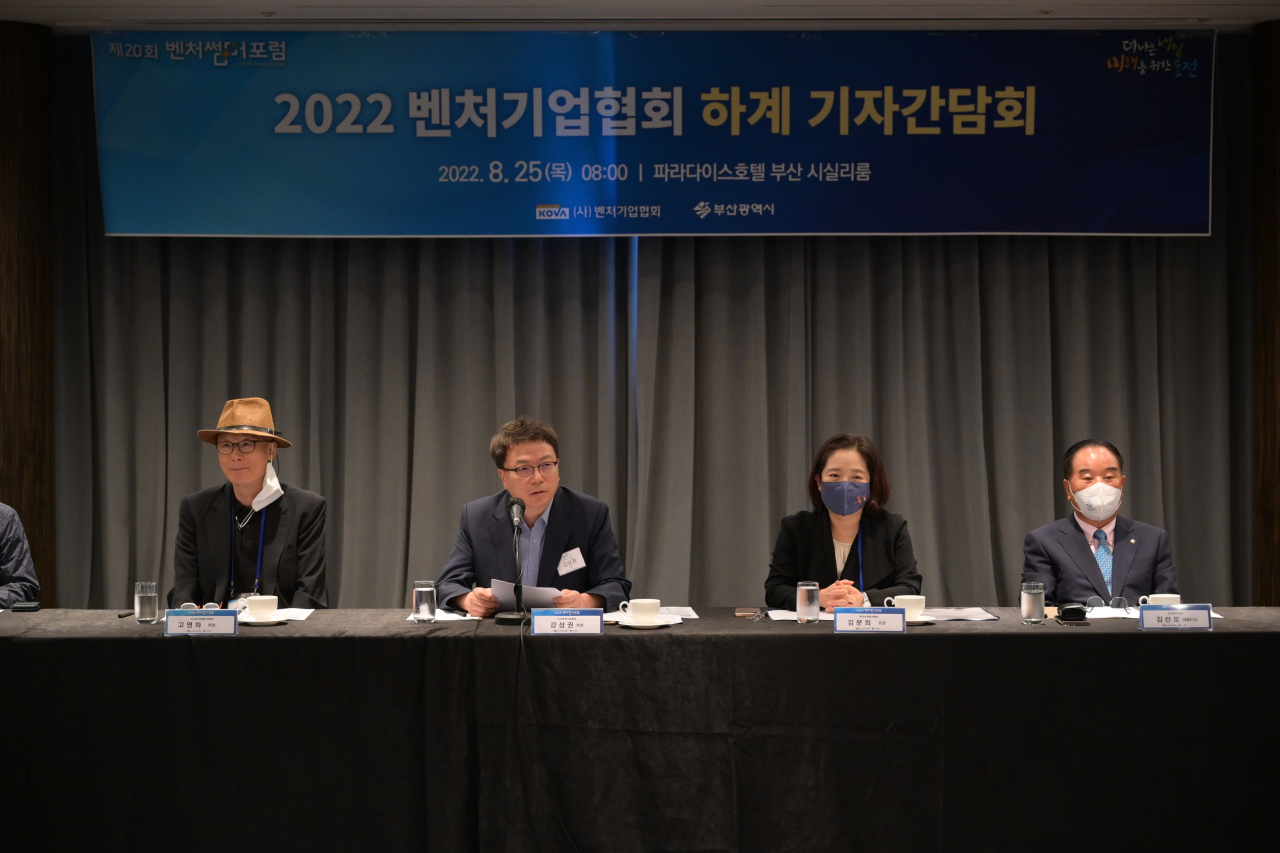 고영하 한국엔젤투자협회 회장(왼쪽부터)과 강삼권 벤처기업협회 회장, 김분희 한국여성벤처협회 회장, 김선오 벤처기업협회 수석부회장이 25일 진행된 기자간담회에서 업계 3대 현안 과제에 대해 설명하고 있다.[벤처기업협회 제공]