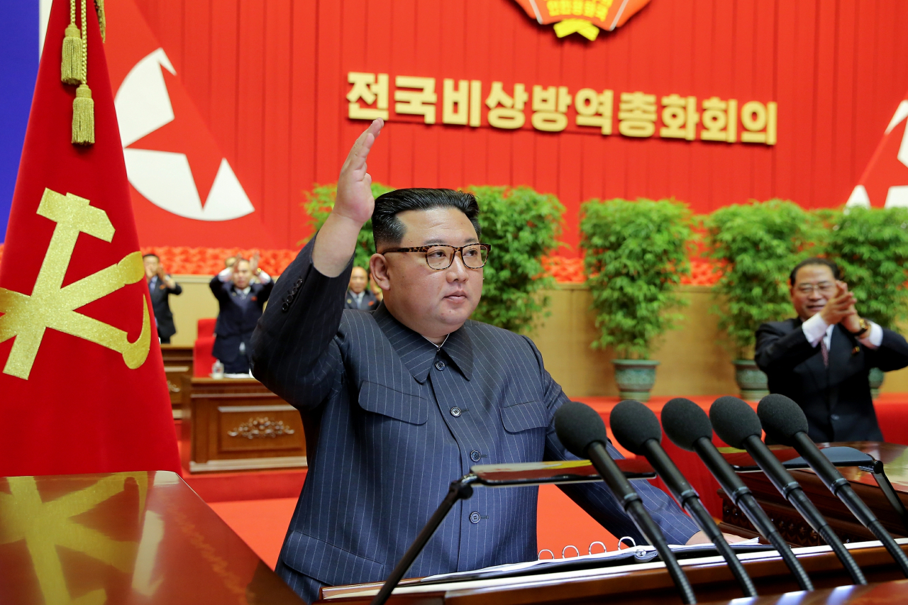 북한 조선중앙통신은 25일 국가비상방역사령부를 인용해 지난 23일 양강도에서 코로나19 의심환자를 뜻하는 ‘악성전염병 발열자’ 4명이 발생했다고 보도했다. 김정은 국무위원장이 지난 10일 전국비상방역총화회의에서 코로나19 방역전쟁 승리를 선포한 지 2주 만이다. [평양 노동신문=뉴스1]