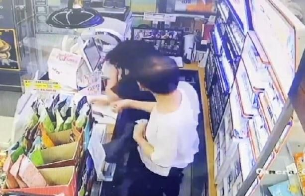 지난 16일 은평구에 위치한 한 편의점에서 마스크 착용을 요청한 아르바이트생을 50대 남성이 폭행하고 있다. [연합]