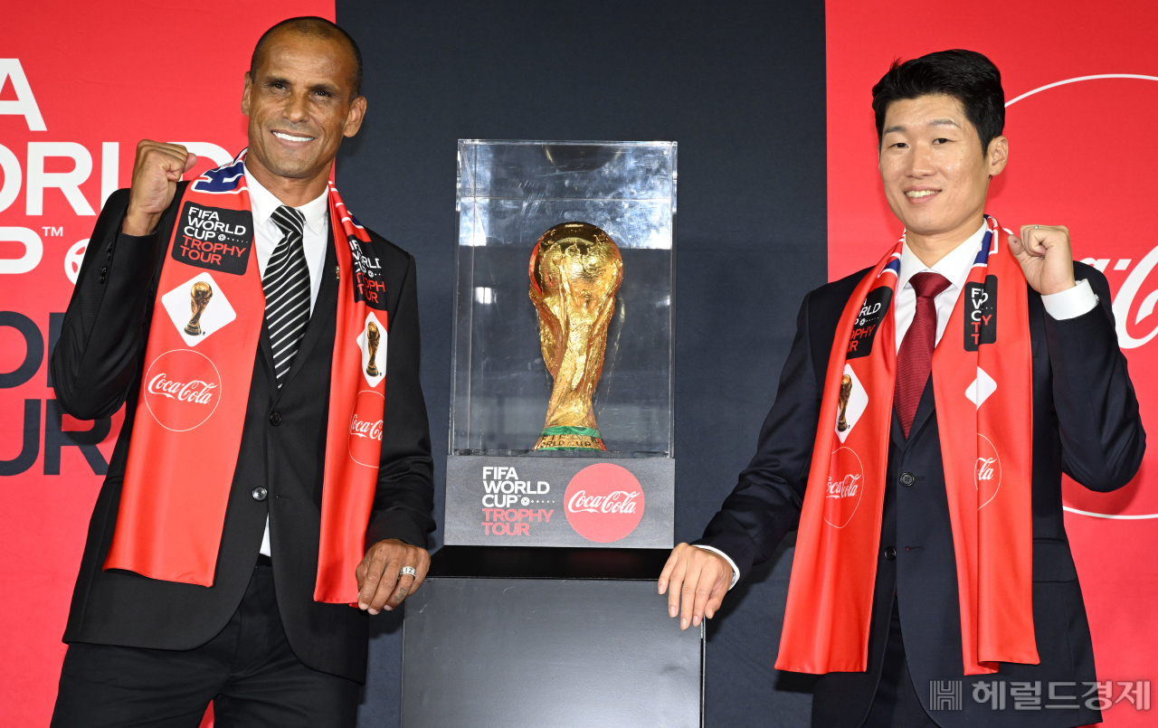 트로피 투어의 FIFA 레전드로 한국을 방문한 전 브라질 축구 국가대표 히바우두와 전 국가대표 박지성이 24일 진행된 미디어 행사에서 포즈를 취했다. 임세준 기자