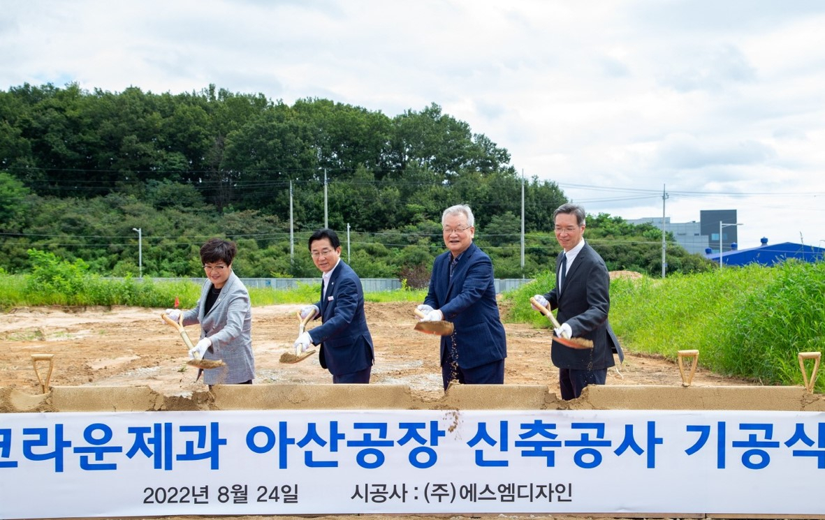 24일 크라운제과 아산신공장 기공식에서 시삽을 하는 윤석빈 크라운제과 대표이사(오른쪽부터), 윤영달 크라운해태제과 회장, 박경귀 아산 시장, 김희영 아산시의회 의장. [크라운제과 제공]