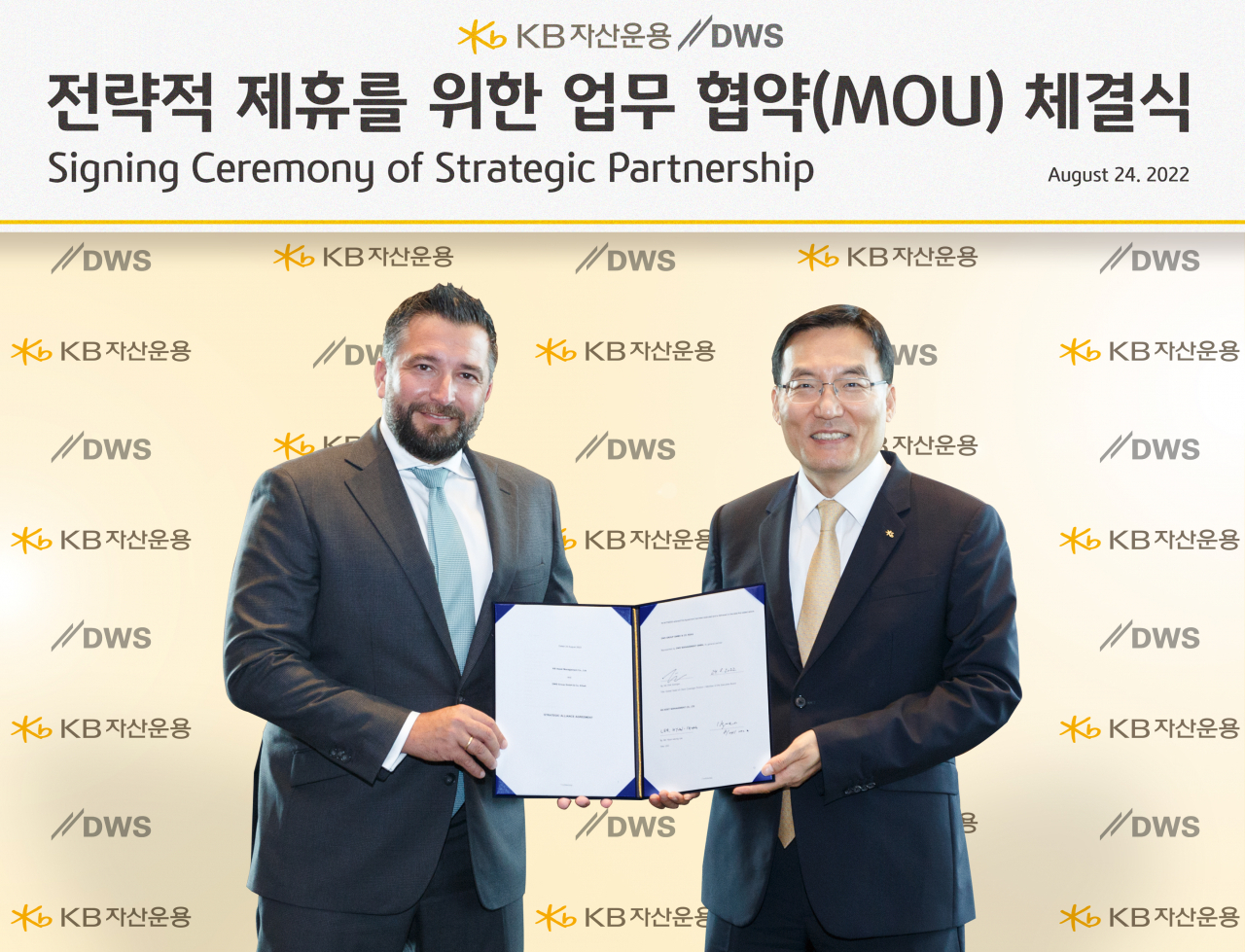 지난 24일 DWS그룹 글로벌 고객영업 총괄 담당 더크 고겐(Dirk Goergen)과 KB자산운용 이현승대표가 전략적 제휴를 위한 업무 협약(MOU)을 체결한 뒤 사진촬영을 하고 있다. [KB자산운용 제공]