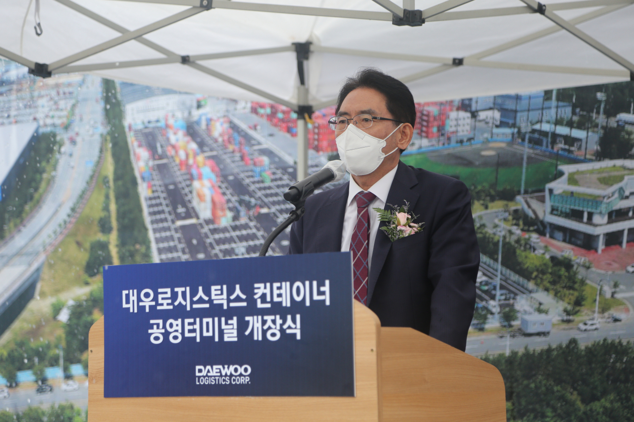 김기영 청장(부산진해경제자유구역)이 대우로지스틱스 컨테이너 공용터미널 개장식에 참석해 터미널 개장을 축하하고 있다. [부산진해경자청 제공]