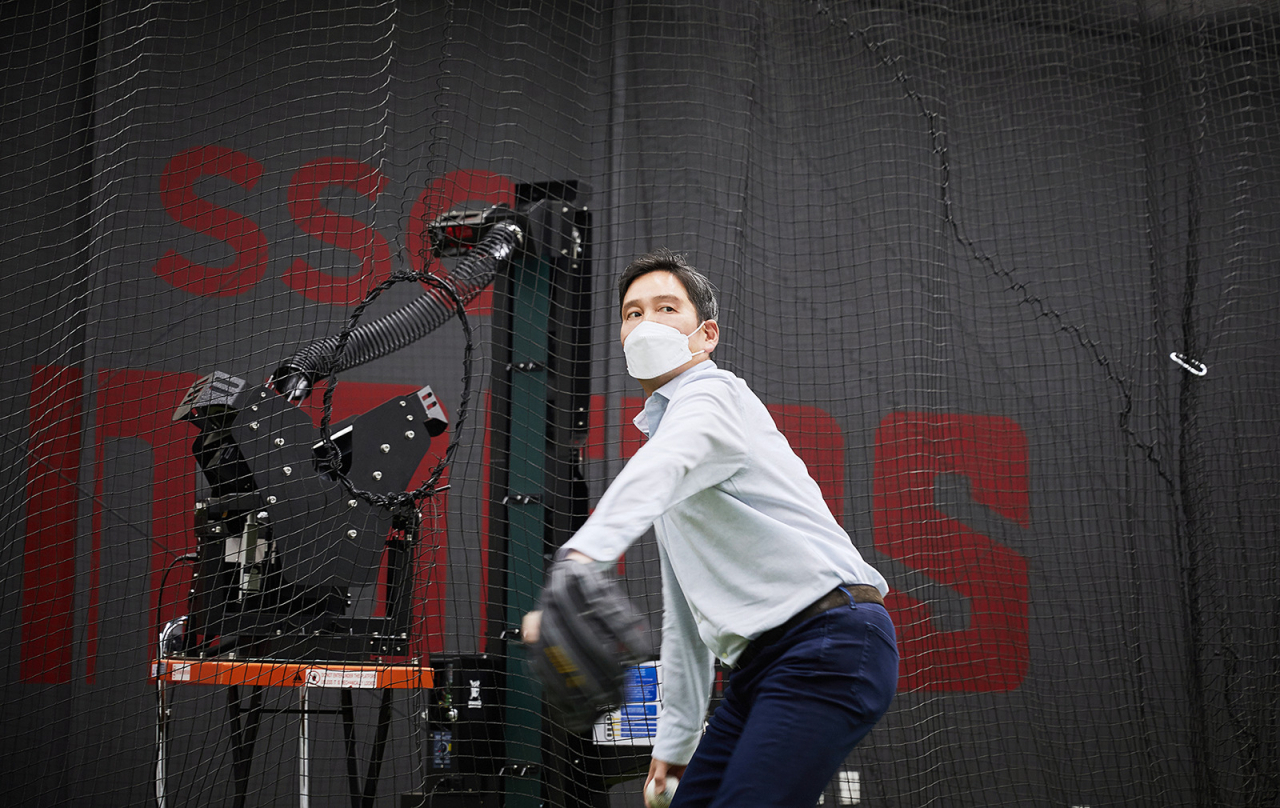 지난 4월 인천 SSG랜더스필드에서 열린 2022 전국고교야구 결승전 시구를 앞두고 연습하는 정용진 신세계그룹 부회장.[신세계 제공]