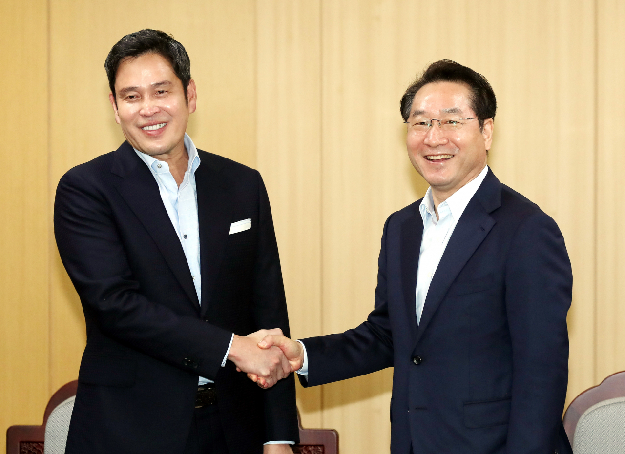 정용진 신세계그룹 부회장(왼쪽)과 유정복 인천시장이 24일 오전 인천시 남동구 인천시청에서 악수하고 있다. 정 부회장은 이날 유 시장과 청라국제도시 신세계 복합쇼핑몰 조성사업을 논의했다. [연합]