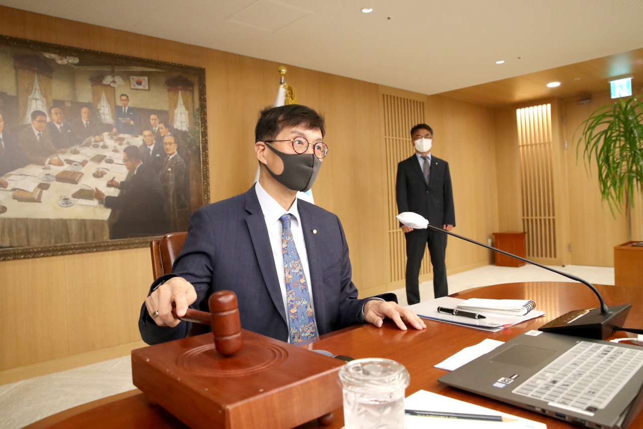 이창용 한국은행 총재가 25일 오전 서울 중구 한국은행에서 열린 금융통화위원회 본회의에서 의사봉을 두드리고 있다. [연합]