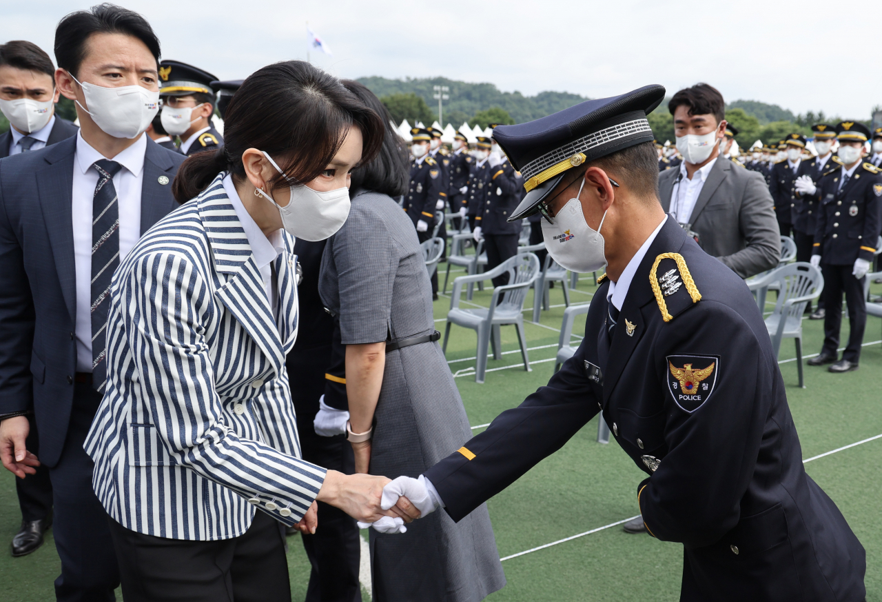19일 충북 충주시 중앙경찰학교에서 열린 310기 졸업식에서 신임 경찰과 인사하는 김건희 여사. [연합]
