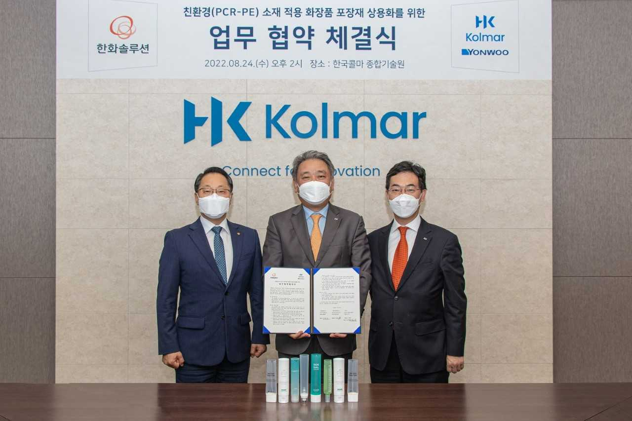 남이현 한화솔루션 케미칼 부문 대표(왼쪽부터)와 안병준 한국콜마홀딩스 대표, 박상용 연우 부사장이 지난 24일 진행된 친환경 소재 적용 화장품 포장재 상용화를 위한 업무 협약식에서 기념촬영을 하고 있다.[한국콜마홀딩스 제공]