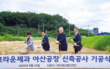 24일 크라운제과 아산신공장 기공식에서 시삽을 하는 윤석빈 크라운제과 대표이사(오른쪽부터), 윤영달 크라운해태제과 회장, 박경귀 아산 시장, 김희영 아산시의회 의장. [크라운제과 제공]