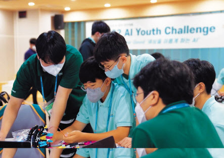 AI 창의 경진대회에 참가한 학생들이 포스코ICT AI 전문가로부터 아이디어 구현을 위해 필요한 산업현장 기술 멘토링을 받고 있다. [포스코ICT 제공]