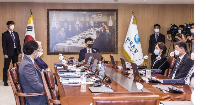 이창용 한국은행 총재가 25일 오전 서울 중구 한국은행에서 열린 금융통화위원회 정기회의를 주재하고 있다. [사진공동취재단]