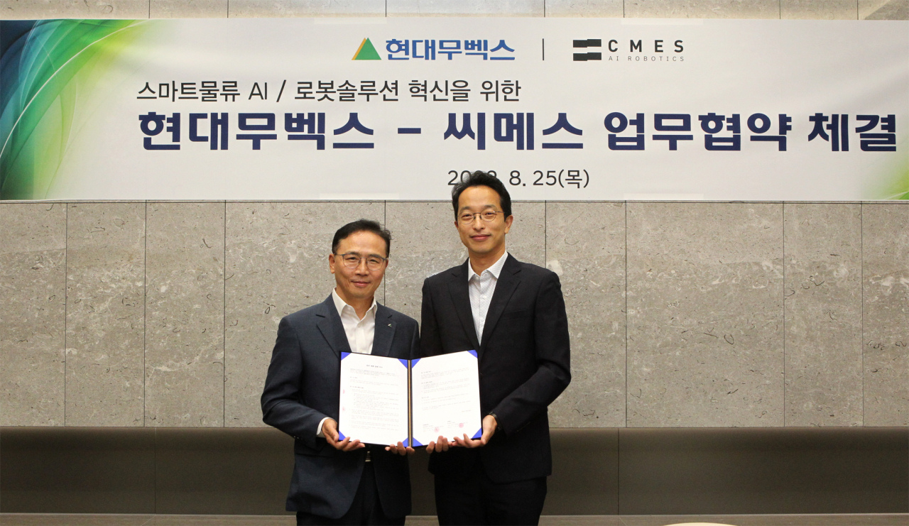 현대무벡스는 AI/로보틱스 스타트업 ‘씨메스와’와 25일 현대무벡스 청라R&D센터에서 임주혁(왼쪽) 현대무벡스 R&D본부장과 씨메스 이성호 대표 등이 참석한 가운데 ‘AI/로봇 스마트물류 혁신을 위한 업무협약’을 체결했다. [현대무벡스 제공]