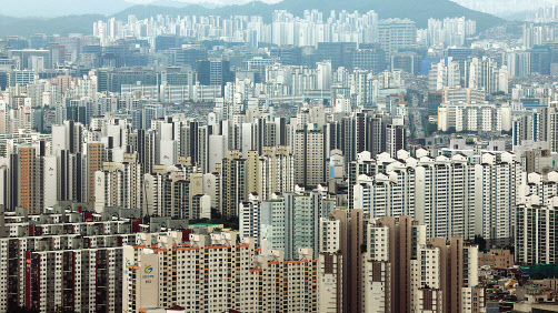 경매시장이 차갑게 식으면서 감정가가 시세보다 비싸게 형성된 신규 입찰 건이 늘어나는 추세다. 사진은 서울 여의도 63스퀘어 전망대에서 바라본 서울의 아파트 밀집지역. [연합]