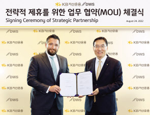 지난 24일 DWS그룹 글로벌 고객영업 총괄 담당 더크 고겐과 KB자산운용 이현승대표가 전략적 제휴를 위한 업무 협약을 체결하고 있다.